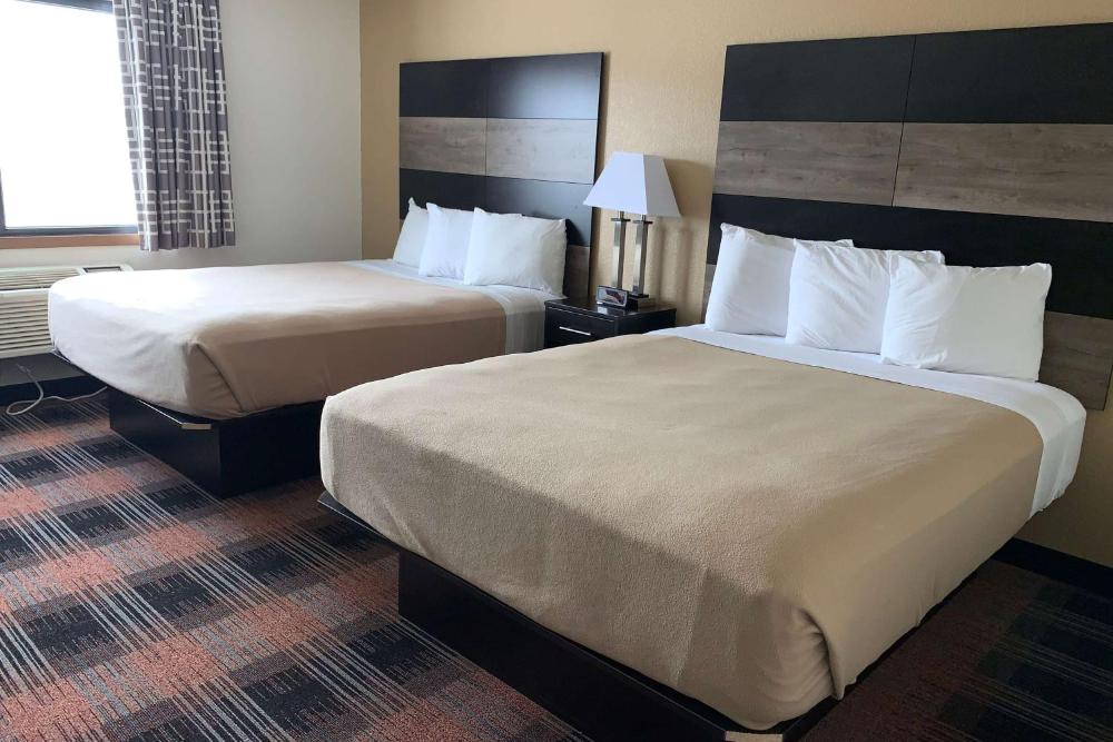 Queen Room with Two Queen Beds - Non-Smoking interior